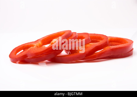 In Scheiben geschnittenen Paprika auf weißem Hintergrund angeordnet. Stockfoto