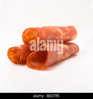 Gerollte Chorizo-Scheiben auf weißen Hintergrund isoliert. Stockfoto