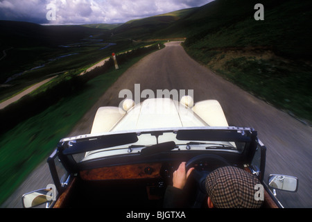 Britische Sportwagen fahren durch die Brecon Beacons in Wales Großbritannien Stockfoto