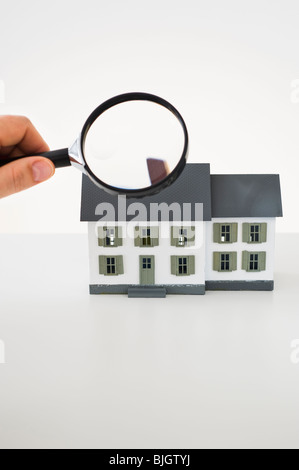 Blick auf Spielzeug Haus mit Lupe Stockfoto