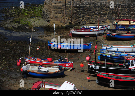 Angelboote/Fischerboote im Hafen von Coverack Strand von Süd Cornwall, UK. Stockfoto