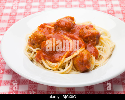 Spaghetti mit Fleischbällchen und Tomatensauce- Stockfoto