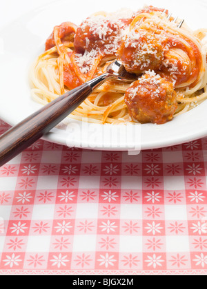 Spaghetti mit Tomatensauce, Frikadellen und einer Gabel- Stockfoto