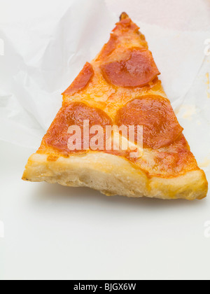 Ein Stück Salami Pizza- Stockfoto