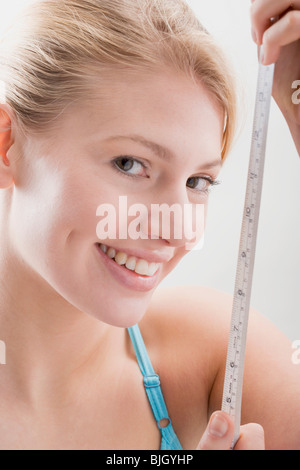 Frau mit Maßband- Stockfoto