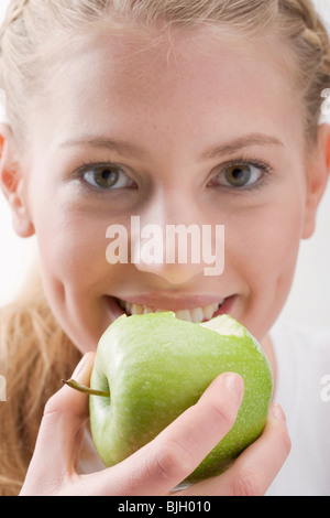 Frau Essen grünen Apfel- Stockfoto