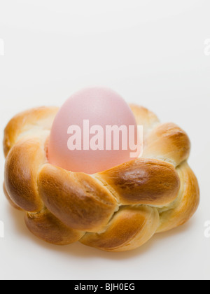 Osterei in Brot Kranz- Stockfoto