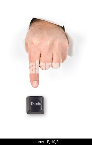 Eine Hand mit Zeigefinger verlängert Pokes durch zerrissenes Papier bereitet sich auf die Entf-Taste drücken. Stockfoto