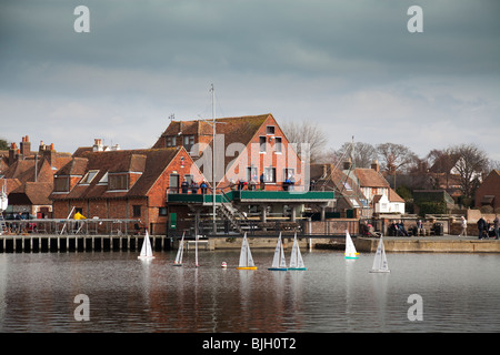 Modellyacht-Rennen am Emsworth Mühlteich Stockfoto