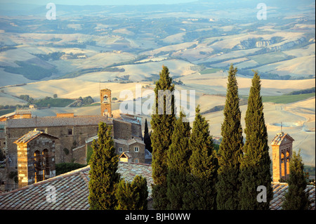 Montalcino, antiken Hügel Stadt Heimat des Brunello di Montalcino Wein. Blick Nordosten über Val D'Orcia Landschaft. Toskana, Italien Stockfoto