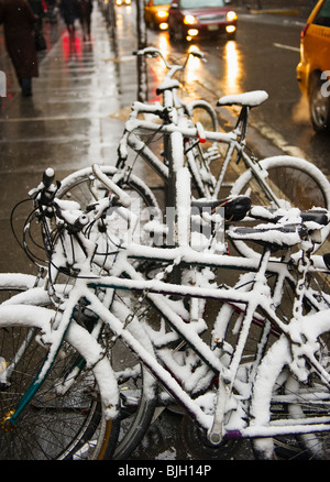 Fahrräder mit Schnee bedeckt Stockfoto