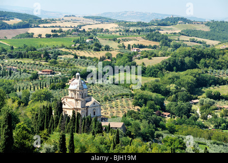 16 C Tempio di San Biagio. Hohe Renaissance-Kirche von Sangallo. Gesehen von den Wänden des Montepulciano, Toskana, Italien Stockfoto