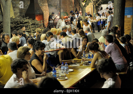 Montepulciano, Toskana, Italien. Contrada Bezirk Wildschwein fest während das jährliche Weinfest bekannt als Bravio Delle Botti Stockfoto