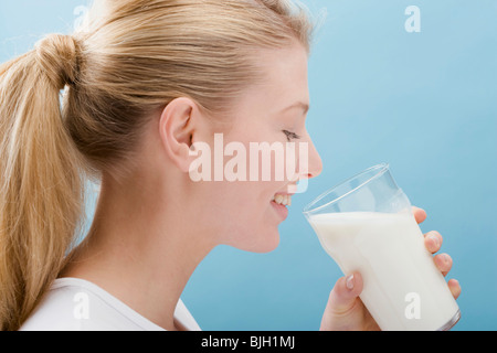 Junge Frau mit einem Glas Milch- Stockfoto