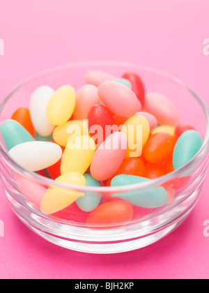 Farbige Zucker Eiern im Glas Schüssel, rosa Hintergrund- Stockfoto