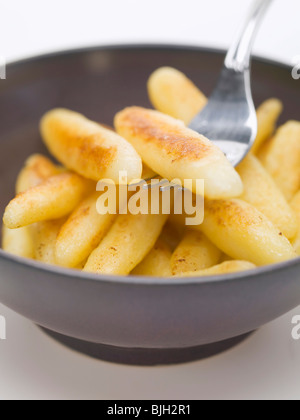 Schupfnudeln (Kartoffel Nudeln) mit Gabel- Stockfoto