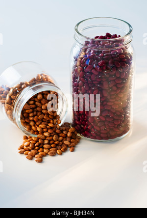 Gläser mit Kaffeebohnen Stockfoto