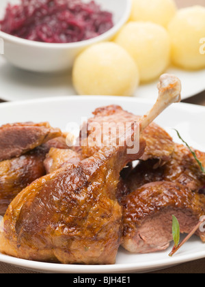 Ente mit Rotkohl und Kartoffelknödel- Stockfoto