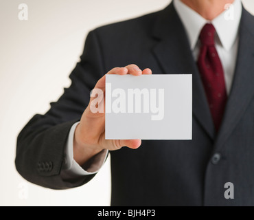 Geschäftsmann Holding leeres Papier Stockfoto