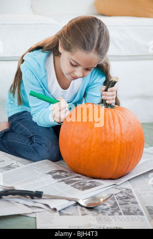 Junges Mädchen auf Kürbis Stockfoto