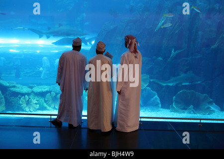 Araber vor dem Dubai Aquarium, Dubai, Vereinigte Arabische Emirate Stockfoto