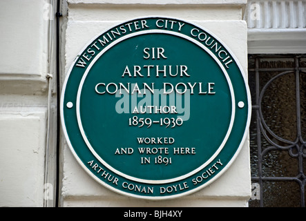 Plakette markiert ein Haus der Schriftsteller Sir Arthur Conan Doyle, Schöpfer von Sherlock Holmes, im oberen Wimpole street, London, England Stockfoto