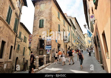 Montepulciano, Toskana, Italien. Die Via di Gracciano Nel Corso, typisch für die alten Hügel Stadt Straßen Stockfoto