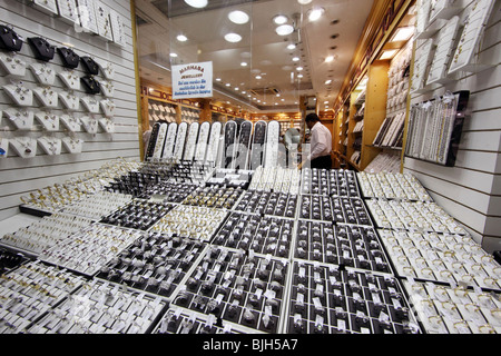 Jewerelly auf dem Display in einem Geschäft in der Gold Souk, Dubai, Vereinigte Arabische Emirate Stockfoto