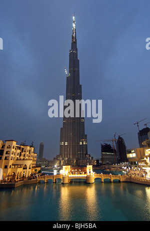 Burj Dubai im Bau am Abend, Dubai, Vereinigte Arabische Emirate Stockfoto