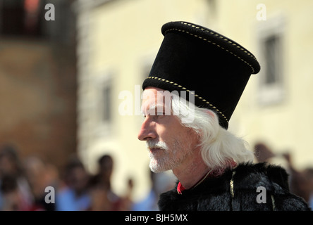 Montepulciano, Toskana, Italien. Mann während der jährlichen Weinfest bekannt als Bravio Delle Botti in Renaissance Kostüm gekleidet. Stockfoto