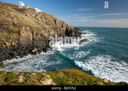 Küste bei der Eidechse Cornwall mit der Eidechse Leuchtturm an top der Klippen Stockfoto