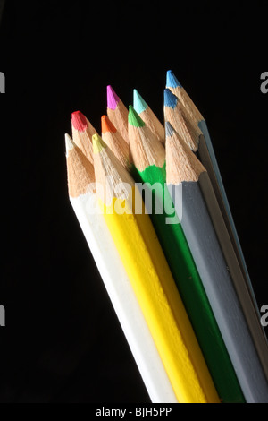 Nahaufnahme von einem Bündel Buntstifte vor schwarzem Hintergrund Stockfoto