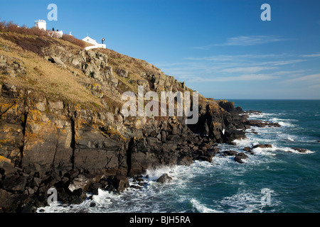 Küste bei der Eidechse Cornwall mit der Eidechse Leuchtturm an top der Klippen Stockfoto