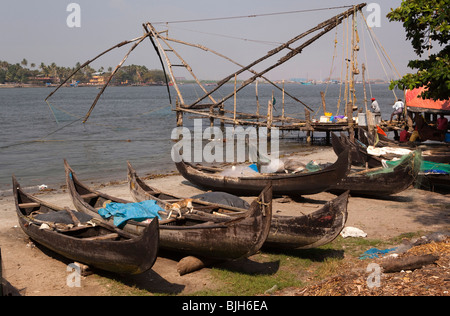 Indien, Kerala, Kochi, Fort Cochin, Chinesische Fischernetze, traditionelle hölzerne Fischerboote Stockfoto