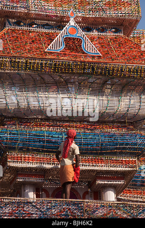 Koorkancherry Sree Maheswaras Tempel, Thaipooya Mahotsavam Festival, Thrissur, Kerala, Indien Mann Verdrahtung gigantische gateway Stockfoto