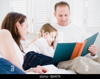 Familie lesen Stockfoto