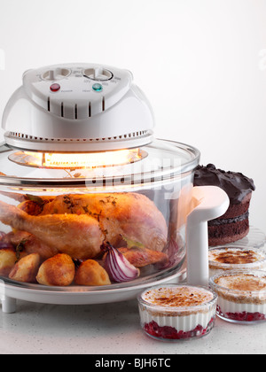 Halogen-Ofen mit Huhn kochen Stockfoto