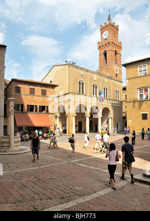 Loggia und Bell Turm des Palazzo Comunale auf der zentralen Piazza in der Renaissance Hügel Stadt Pienza, Toskana, Italien Stockfoto