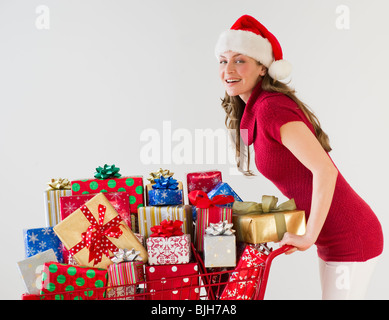 Einkaufswagen voller Weihnachten präsentiert Stockfoto