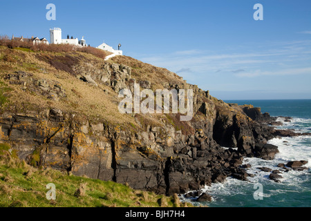 Küste bei der Eidechse Cornwall mit der Eidechse Leuchtturm an top der Klippen Stockfoto