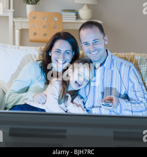 Familie vor dem Fernseher Stockfoto