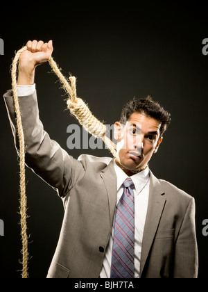 Geschäftsmann mit Schlinge des Henkers am Hals Stockfoto