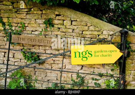 Ein NGS-Zeichen für einen Cotswold Garten (National Garden Scheme) Stockfoto