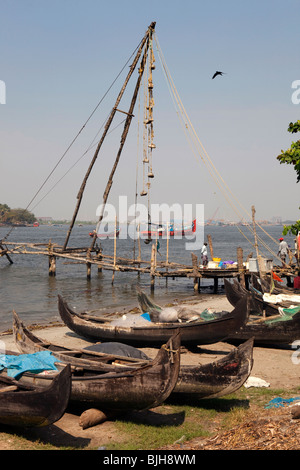 Indien, Kerala, Kochi, Fort Cochin, Chinesische Fischernetze, traditionelle hölzerne Fischerboote Stockfoto