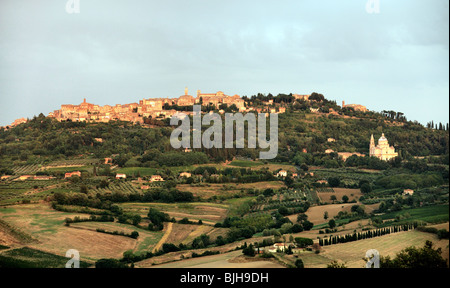 16. C Tempio di San Biagio steht unterhalb der mittelalterlichen Hügel Stadt Montepulciano, Toskana, Italien. Sommerabend Stockfoto