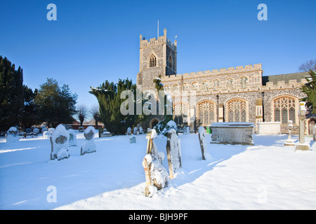 Traditionelle Flint Church of St Mary im Dorf von Stratford St Mary nach schweren Winter Schneefall in der Landschaft von Suffolk Stockfoto