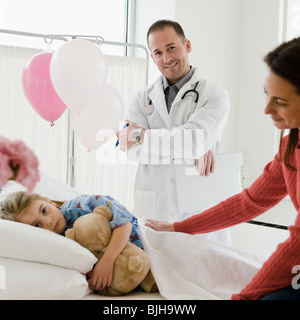 Junges Mädchen im Krankenhausbett Stockfoto