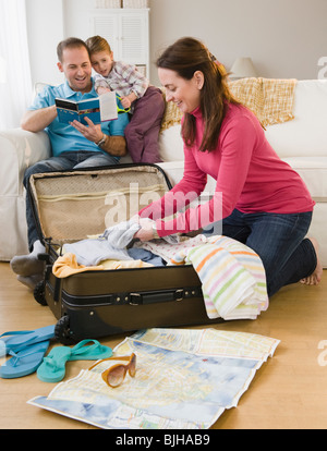 Verpackung für Familienurlaub Stockfoto