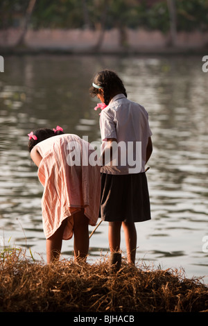 Indien, Kerala, Alappuzha, Chennamkary, Backwaters, junge Mädchen, die in Untiefen in der Nähe von Ufer Angeln Stockfoto