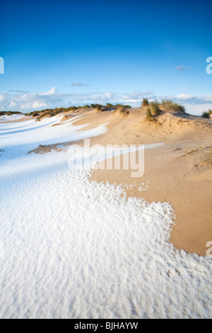 Winter Schnee auf den Strand und die Sanddünen am Holkham Bucht an der nördlichen Küste von Norfolk. Stockfoto